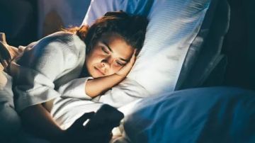 الهواتف في أيدي الأطفال.. خطر مبكر يتطلب وعيا أسريا