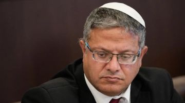 بن غفير يسمح للمستوطنين بالرقص والغناء أثناء اقتحامهم للمسجد الأقصى