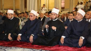 وزير الأوقاف يشهد صلاة الجمعة بمسجد سيدنا الإمام الحسين بالقاهرة