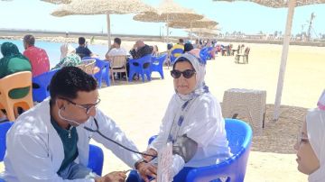 الرعاية الصحية تكثف انتشار الفرق الطبية بالأماكن الساحلية والسياحية
