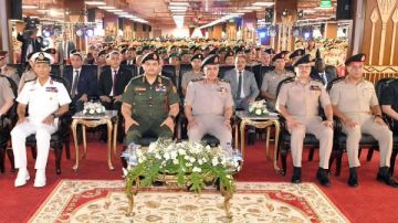 رئيس الأركان يشهد تخرج دورات جديدة من دارسي الأكاديمية العسكرية للدراسات العليا والإستراتيجية