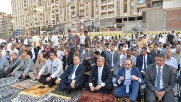 محافظ أسيوط يؤدي صلاة عيد الأضحى بساحة أرض الملاعب وسط حشود جماهيرية