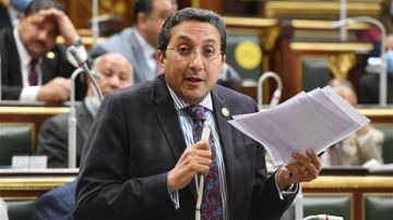 برلماني يطالب بحظر نقل الركاب داخل سيارات نصف نقل