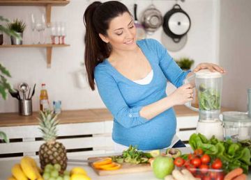 أستاذ أمراض نساء يكشف أهم الأغذية للمرأة الحامل