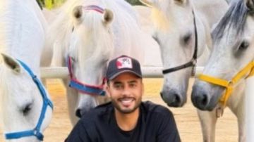 عصام السقا يخطف الأنظار بصحبة الخيول العربية: سبحان من خلق