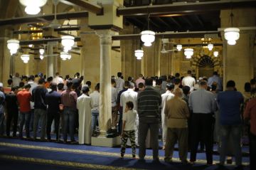 فضل صلاة الجماعة.. اعرف أقل عدد تنعقد به في البيت أو المسجد