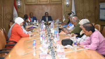 محافظ قنا يوجه بإنشاء قاعدة بيانات موحدة للمحال التجارية