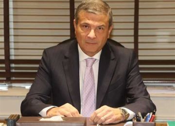 أصيب بعاهة مستديمة.. وزير الزراعة يطمئن على موظف حماية الأراضي المعتدى عليه بسوهاج