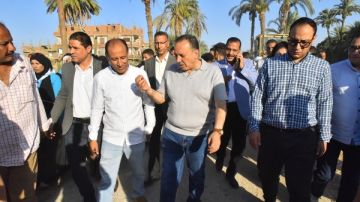 بمشاركة مجتمعية فعالة.. محافظ أسيوط يتفقد أعمال تطوير طريق نجع سبع منقباد 