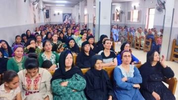 الأنبا باسيليوس يترأس قداس عيد العنصرة بكنيسة القديسة تريزا بالحواصلية