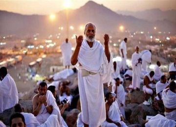 اللهم لا تطو اليوم علينا إلا وسترت عوراتنا ومحوت سيئاتنا .. أفضل دعاء في يوم عرفة 2025 (ردده الآن) اللهم لا تطو اليوم علينا إلا وسترت عوراتنا ومحوت سيئاتنا .. أفضل دعاء في يوم عرفة 2025 (ردده الآن)