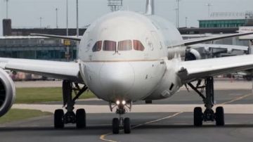 حادث نادر.. تفاصيل اصطدام شاحنة بطائرة بوينج 787 السعودية بمطار هيثرو في لندن