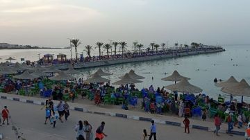 شواطئ الغردقة تكتظ بالمصطافين في ثالث أيام العيد.. تذاكر رمزية