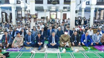 محافظ الإسكندرية يؤدي صلاة عيد الأضحى ويحتفل مع المواطنين