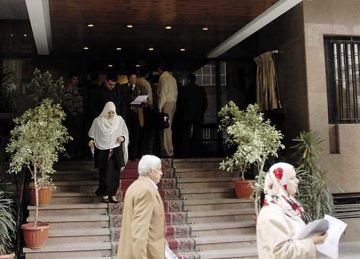  استلفهم لعلاج والده .. سيدة أمام محكمة الأسرة: رفض يرجع لي 75 جرام دهب 