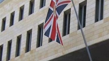 بريطانيا تسحب موظفيها من سفاراتها في إيران