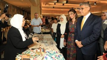 محافظ الجيزة: معرض الحرف اليدوية يشجع الأيدي العاملة ويجذب السياحة شاهد محافظ الجيزة: معرض الحرف اليدوية يشجع الأيدي العاملة ويجذب السياحة شاهد