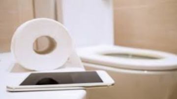 قنبلة بكتيرية تهدد صحتك.. احترس من استخدام هاتفك المحمول في الحمام