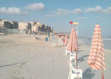 أمواج عالية ومنع النزول.. رفع الرايات الحمراء بشواطئ غرب الإسكندرية (صور)