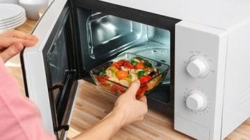تتحول لسموم.. احذر من وضع هذه الأطعمة في الميكروويف تتحول لسموم.. احذر من وضع هذه الأطعمة في الميكروويف