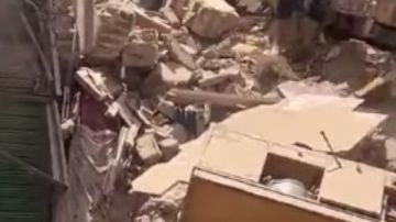 سيدة ونجلها وعروق خشبية للتنكيس.. القصة الكاملة لانهيار عقار شبرا.. صور