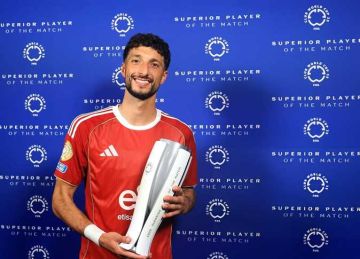 فيفا يكافيء وسام أبوعلي بعد هاتريك مباراة الأهلي وبورتو فيفا يكافيء وسام أبوعلي بعد هاتريك مباراة الأهلي وبورتو