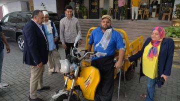 محافظ أسيوط يسلم تروسيكل لشخص من ذوي الإعاقة محافظ أسيوط يسلم تروسيكل لشخص من ذوي الإعاقة