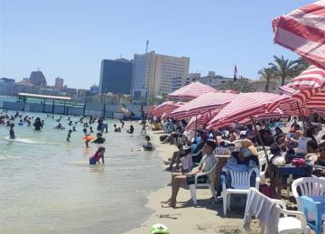 أول ويك إند بعد العيد.. طقس معتدل وزحام بشواطئ الإسكندرية