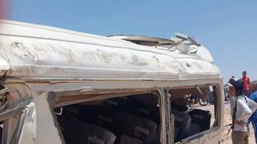 إصابة 6 أشخاص في انقلاب ميكروباص بطريق ديروط الفرافرة