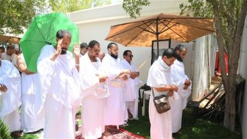 حجاج الجمعيات الأهلية يتهيأون للتوجه إلى مزدلفة مع غروب الشمس حجاج الجمعيات الأهلية يتهيأون للتوجه إلى مزدلفة مع غروب الشمس