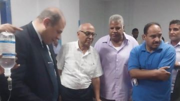 مدير تعليم قنا يطمئن على مراقبي الثانوية العامة المصابين في حادث سيارة