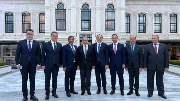 وزير الخارجية والهجرة يلتقي بمجموعة من رجال الأعمال الأتراك خلال زيارته لإسطنبول