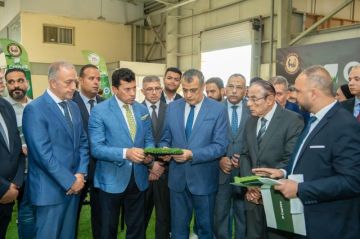 وزيرا الإنتاج الحربى والشباب والرياضة يتفقدان مصنع النجيل الصناعى