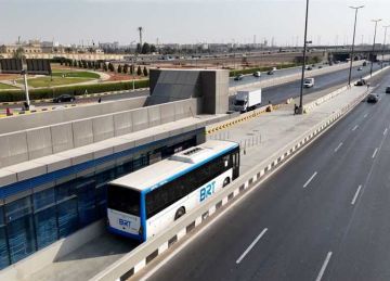 تفاصيل اصطدام مركبة نقل بمسار الأتوبيس الترددي على الدائري