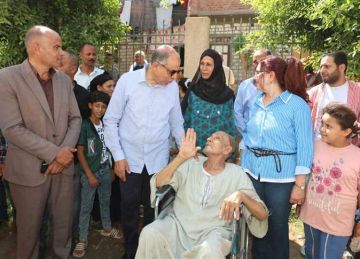 مسن يتبرع بأرض لإنشاء وحدة صحية بقرية في سمالوط.. ومحافظ المنيا يسلمه كرسيا متحركا