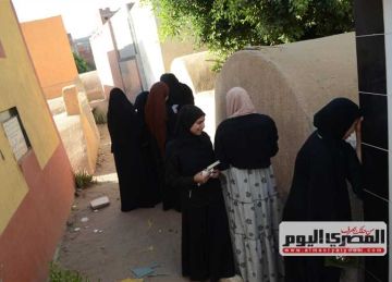 أمام القبور.. أهالي كفر السنابسة يبكون ضحايا حادث الطريق الإقليمي بالمنوفية (صور)