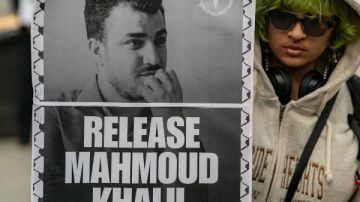 القضاء الأمريكي: ليس من حق إدارة ترامب احتجاز الطالب الفلسطيني محمود خليل القضاء الأمريكي: ليس من حق إدارة ترامب احتجاز الطالب الفلسطيني محمود خليل