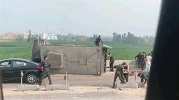 انقلاب سيارة تابعة للأمن المركزي على الطريق الإقليمي بالمنوفية (صور)