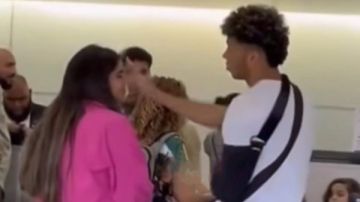 إمام عاشور يعود إلى القاهرة بصحبة زوجته لبدء برنامج علاجي