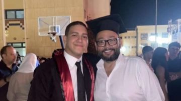 فرحت قلبي يا ميزو.. أحمد رزق يحتفل بتخرج نجله فرحت قلبي يا ميزو.. أحمد رزق يحتفل بتخرج نجله