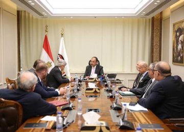 وزير قطاع الأعمال يبحث مع وفد إيطالي تطورات حامض النيتريك ونترات الأمونيوم 