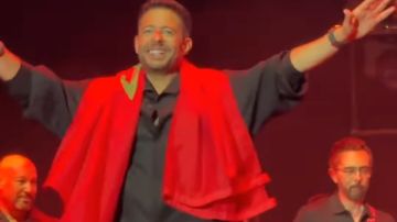 محمد حماقي يرفع علم المغرب بحفل مهرجان موازين