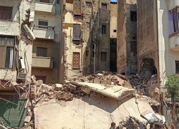 إنقاذ طفل ووالدته من أسفل أنقاض عقار شبرا المنهار (صور)