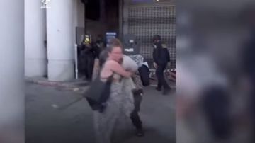 الشرطة الفيدرالية تفرق بالقوة متظاهرين ضد قانون الهجرة.. فيديو الشرطة الفيدرالية تفرق بالقوة متظاهرين ضد قانون الهجرة.. فيديو