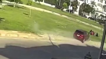 بسيارتها.. سيدة تطيح بـ أسرة كاملة داخل حديقة بحي النرجس في التجمع صور بسيارتها.. سيدة تطيح بـ أسرة كاملة داخل حديقة بحي النرجس في التجمع صور