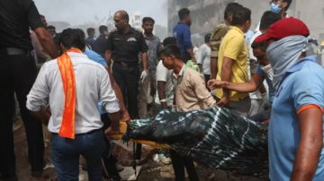 قفز لحظة السقوط.. الناجي الوحيد من كارثة طائرة إير إنديا يروي لحظات الرعب صور قفز لحظة السقوط.. الناجي الوحيد من كارثة طائرة إير إنديا يروي لحظات الرعب صور