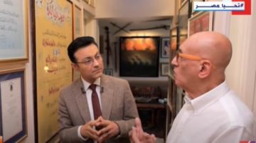 لوحات نادرة.. محمد سلماوي يستعرض مقتنياته النادرة على الهواء