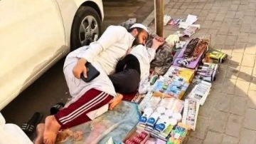 صورة تهز القلوب .. بائع متجول ينام على الرصيف محتضنا طفلته بالقاهرة شاهد