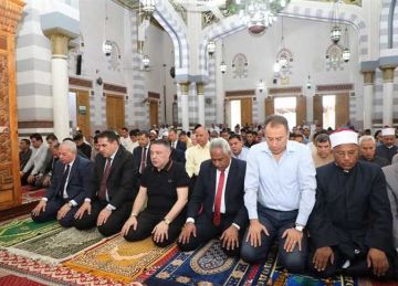 محافظ البحر الأحمر يؤدي صلاة العيد بمسجد عبدالمنعم رياض والآف المواطنين بساحة الميناء الكبير