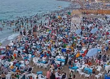 بداية ساخنة للصيف.. شواطئ الإسكندرية ترفع لافتات كامل العدد (صور)